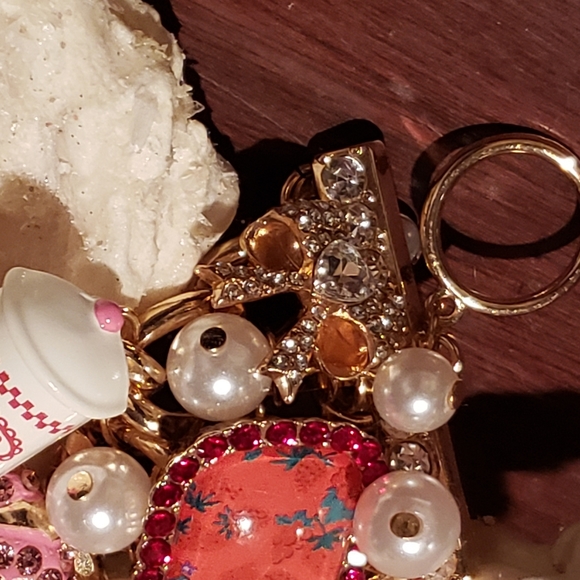 Betsey Johnson Babycakes Cluster Gold Tone Bracelet in Reds, Pinks and White. - Picture 9 of 9